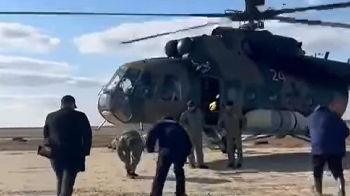 Новорожденных несут в вертолет Новорожденных несут в вертолет