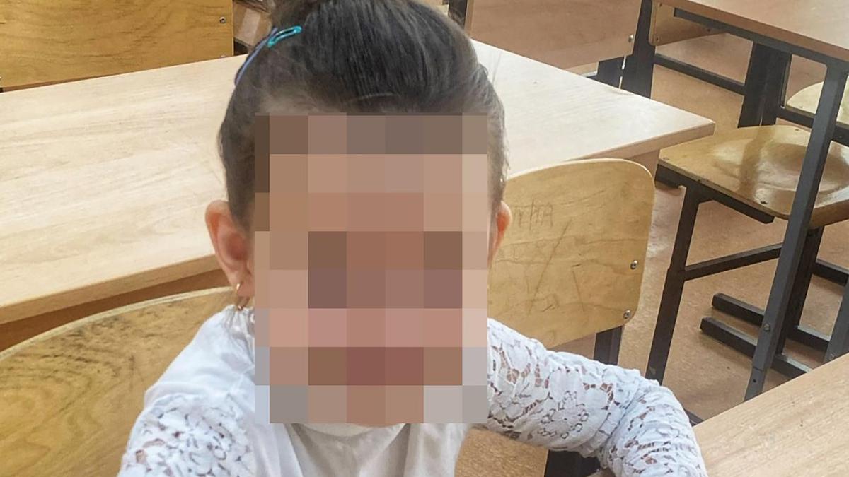 Яна сидит за партой Яна сидит за партой