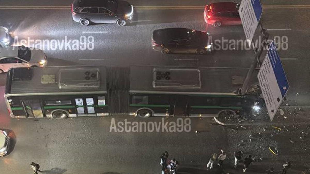 Автобус въехал в столб в Астане Автобус въехал в столб в Астане