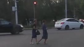 Дети остановились посреди дороги в Таразе
