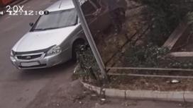 Мужчина открывает автомобиль
