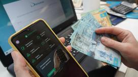 МӘМС үшін аударым жасап отырған адам.