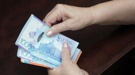 Ақша санап отырған әйел