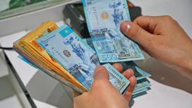 Ақша санап жатқан кассир