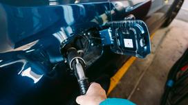 Сжиженным газом заправляют автомобиль