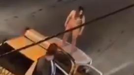 Женщина забралась на машину