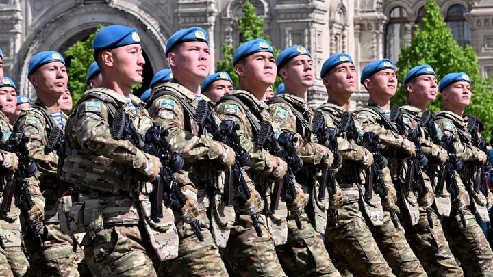 Казахстанские военнослужащие на параде в Москве